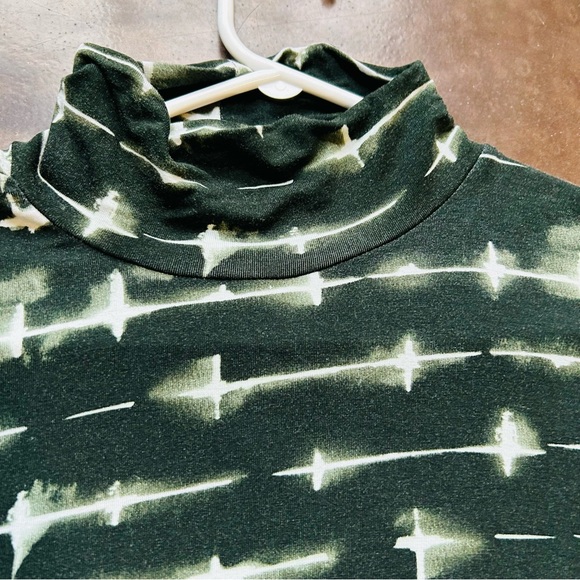 Hudson North- Green and White abstract Turtleneck- size large - Picture 5 of 12